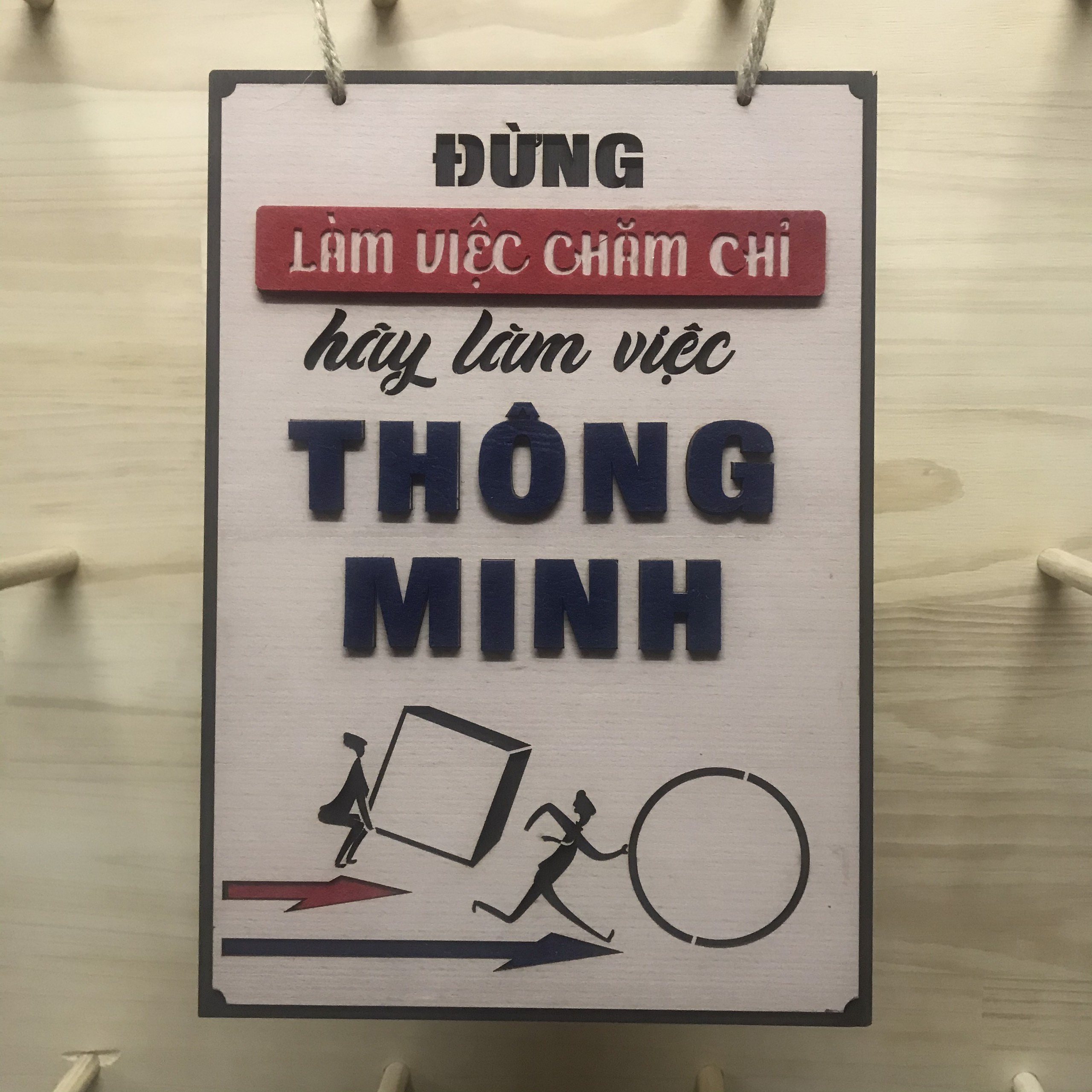 Biển Gỗ Treo Tường Trang Trí Chữ Đừng Làm Việc Chăm Chỉ Hãy Làm Việc Thông Minh