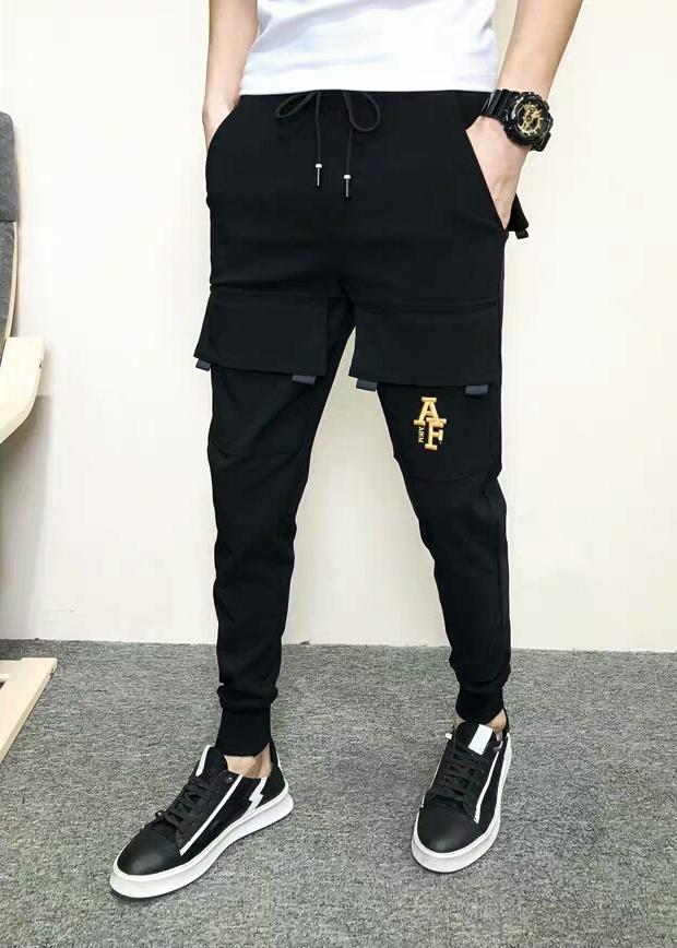 Quần Jogger với thiết kế đặc biệt hai túi ở phía trước quần