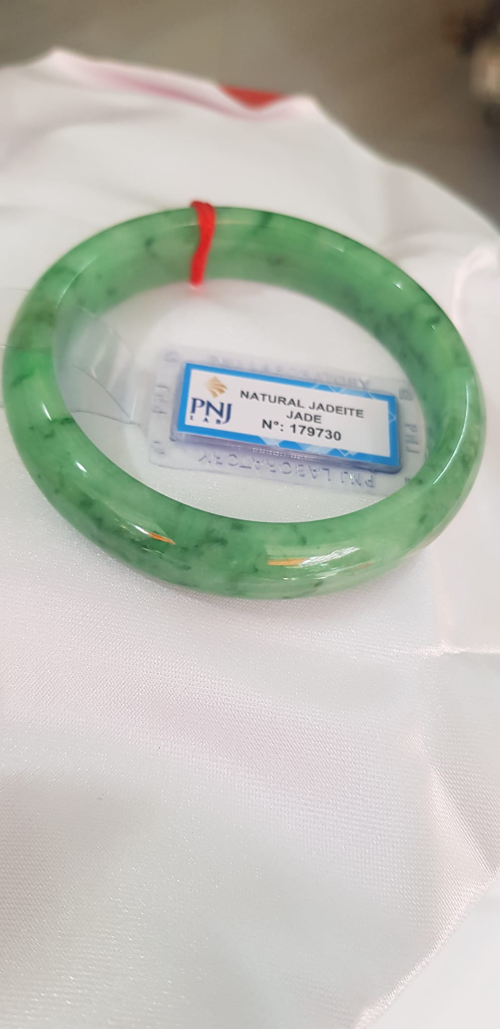 Vòng Cẩm Thạch tự nhiên Vip Bản Hẹ ĐL Ni 56mm x Cao 12mm x dầy 7,8mm Vòng kiểm định P No 179730 màu Xanh Lý Đều bóng vân đậu lý cưng quá mượt đẹp Nữ mệnh Mộc Thủy Hỏa cân nặng 54kg - 63kg đeo rất đẹp sang tay ạ