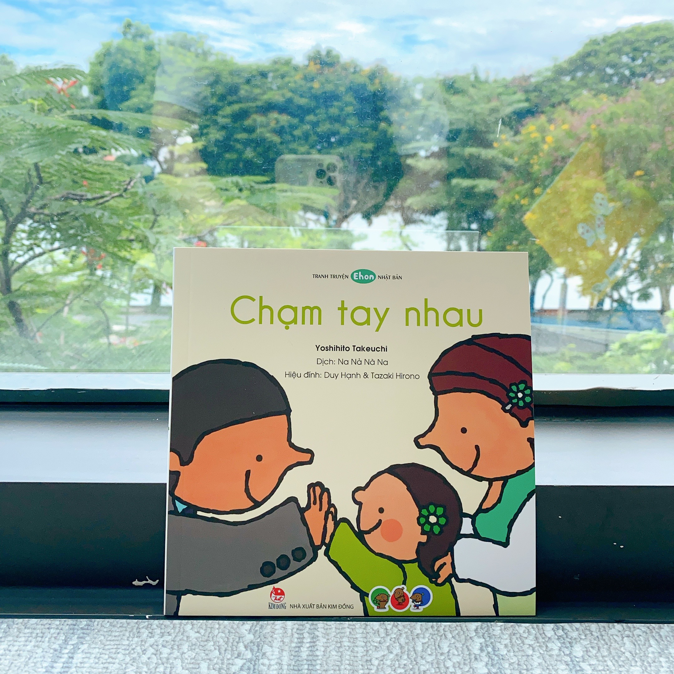 Ehon - Làm quen với sách cho bé 0-2 tuổi - Chạm tay nhau