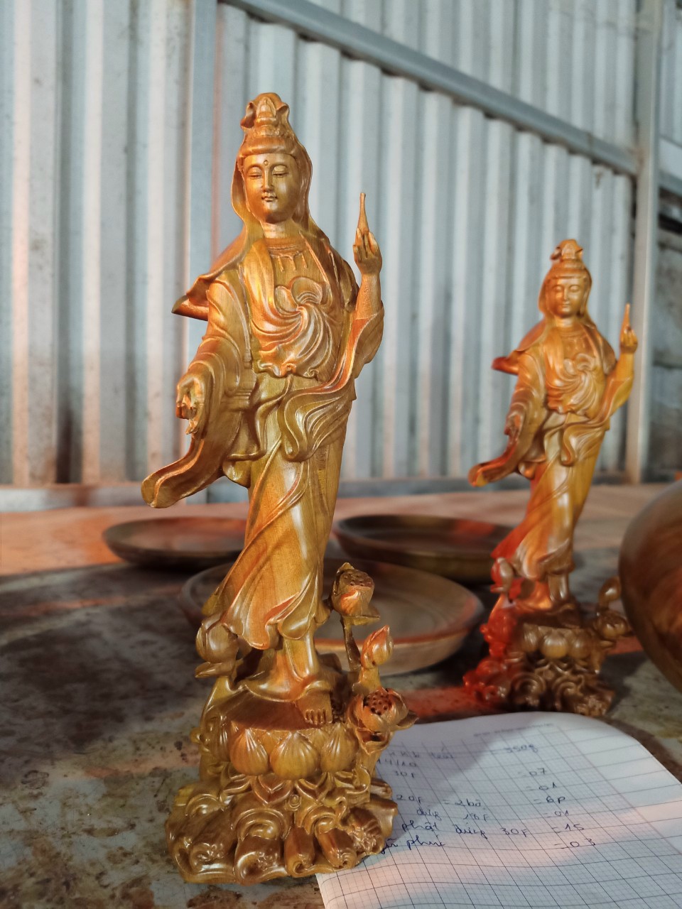 PHẬT BÀ QUAN ÂM BỒ TÁT ĐỨNG TỌA SEN BẰNG GỖ BÁCH XANH THƠM NỨC KT CAO 30×10×9CM