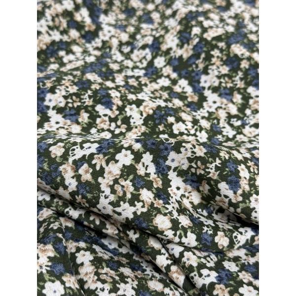 Vải lụa tằm ko co giãn họa tiết hoa nhí trắng nền xanh rêu