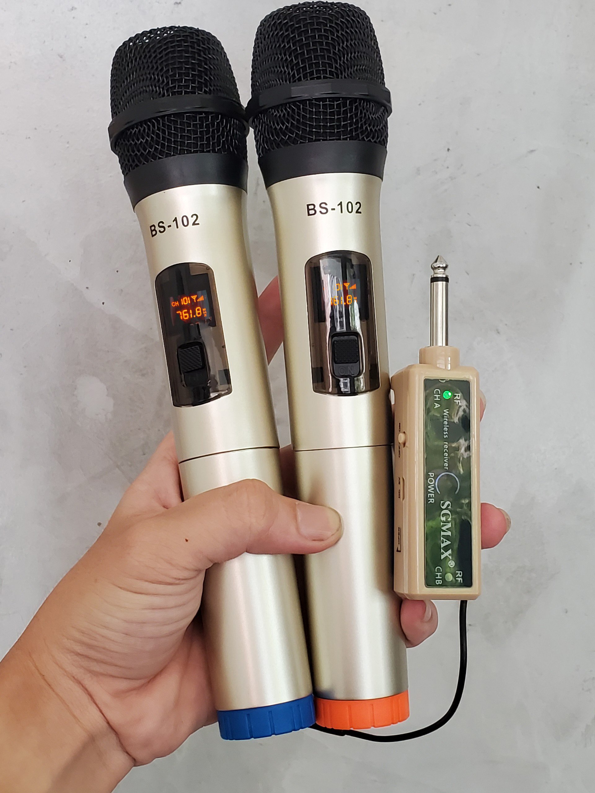 combo 2 micro không dây SGMAX BS 102 chuyên dùng cho loa kéo, amply siêu hay micro nhẹ hút âm chống hú tốt hàng chính hãng