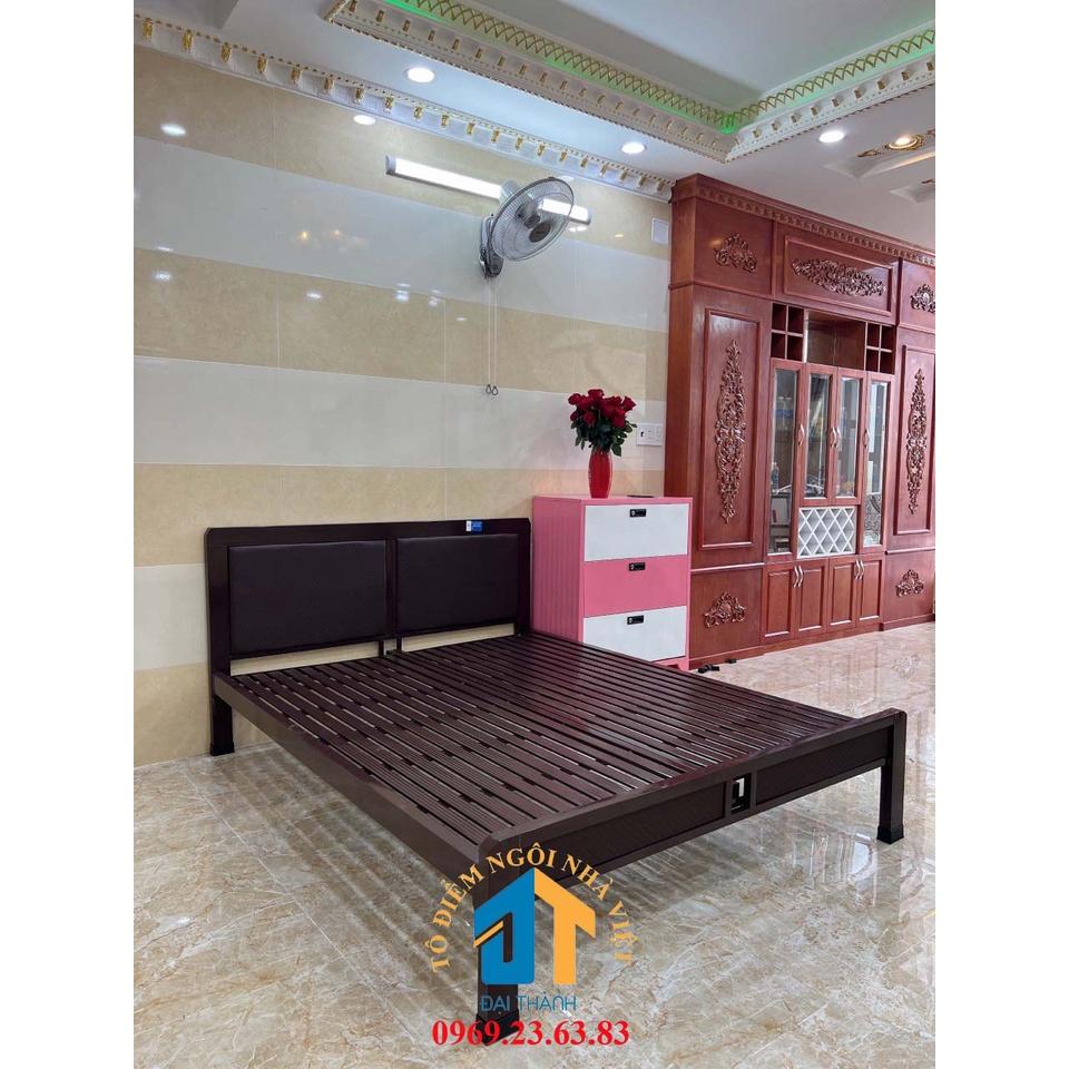 Giường sắt giả gỗ đầu vuông 1m8x2m