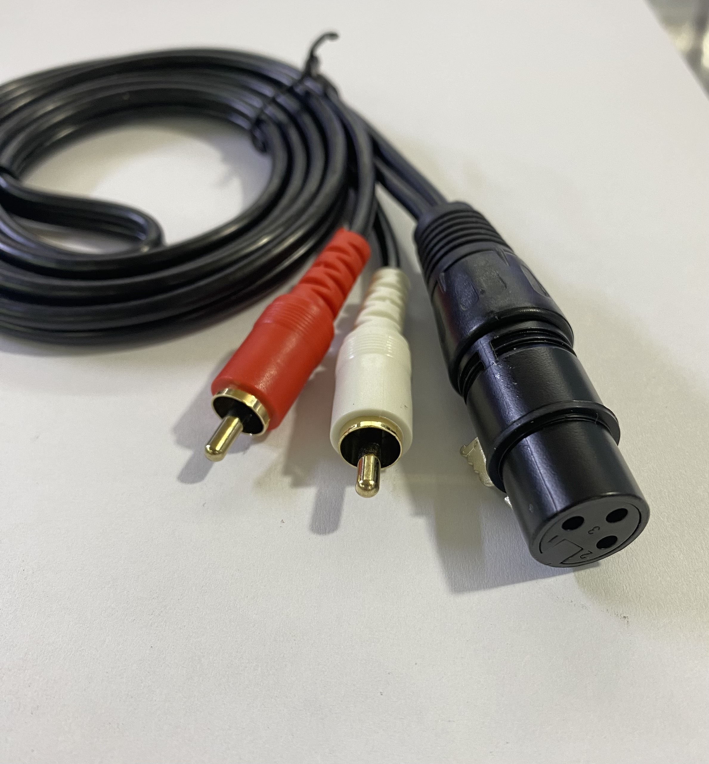 Dây tín hiệu 1 đầu CANON CÁI ra 2 BÔNG SEN,chuyên dùng nối từ vang cơ,vang số xuống SUB,dây dài 1,5 mét