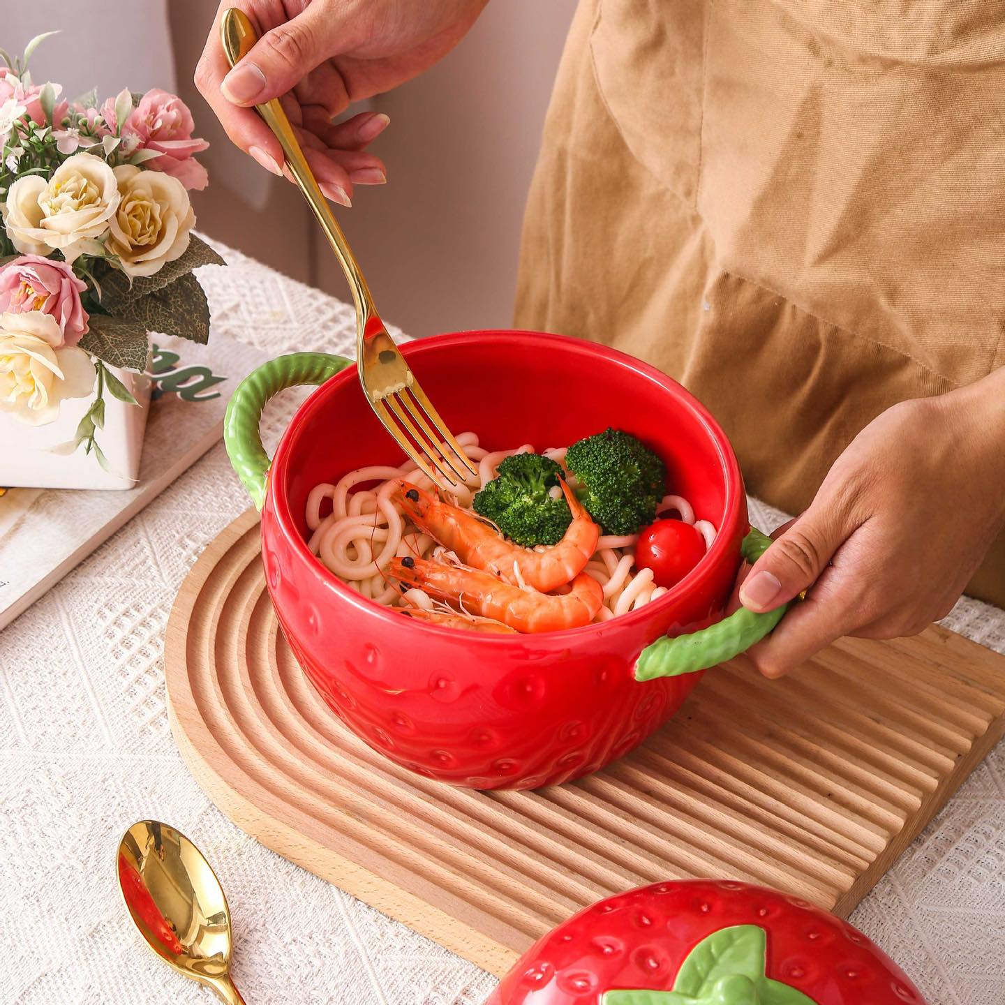 Tô sứ dâu đỏ có nắp size lớn