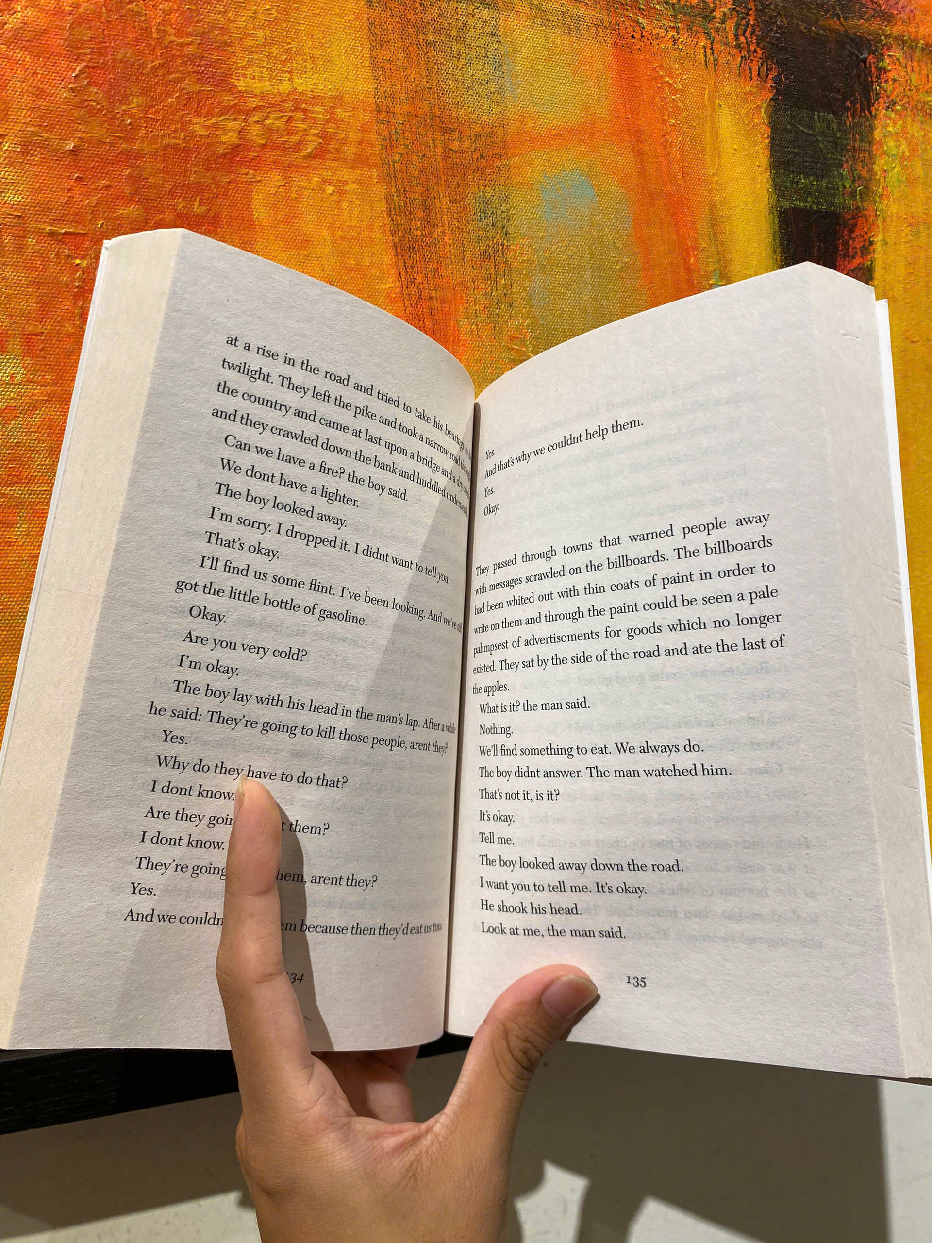 Sách - The Road: Pulitzer Prize Winner &amp; National Bestseller by Cormac McCarthy - English Novel / Sách Ngoại văn Nhập khẩu