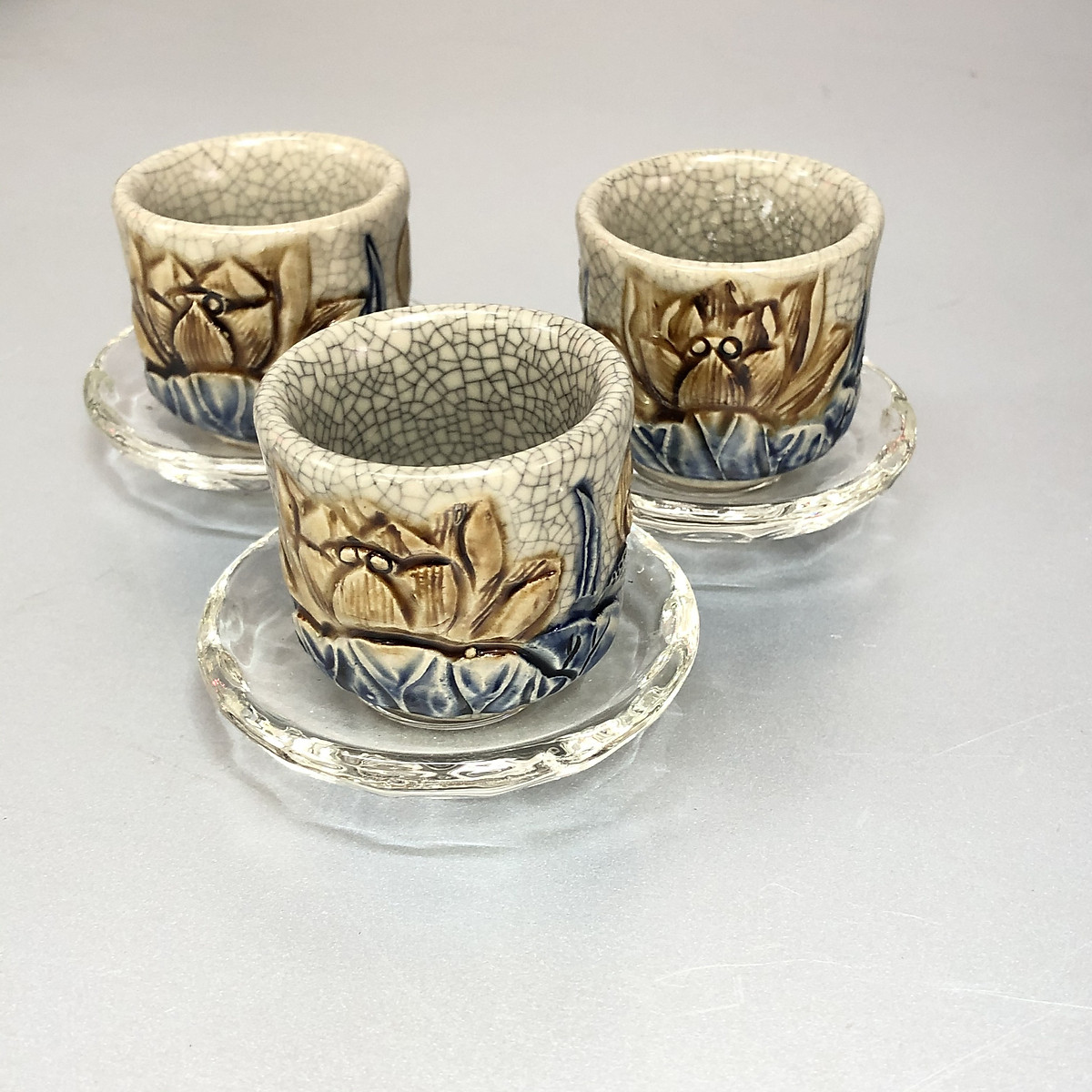Combo 3 chiếc Ly nước cúng men rạn sen đắp nỗi , tặng kèm đế thuỷ tinh -TL295