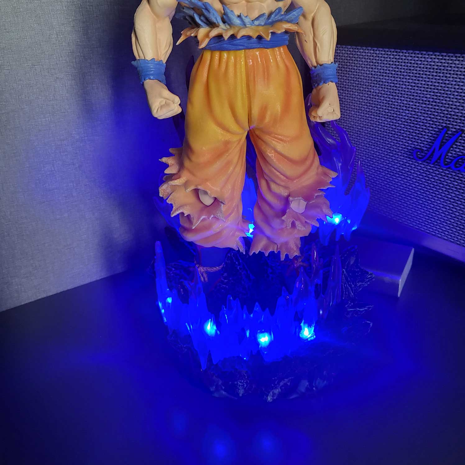 Mô hình Son Goku vô cực 32 cm có LED - Dragon Ball