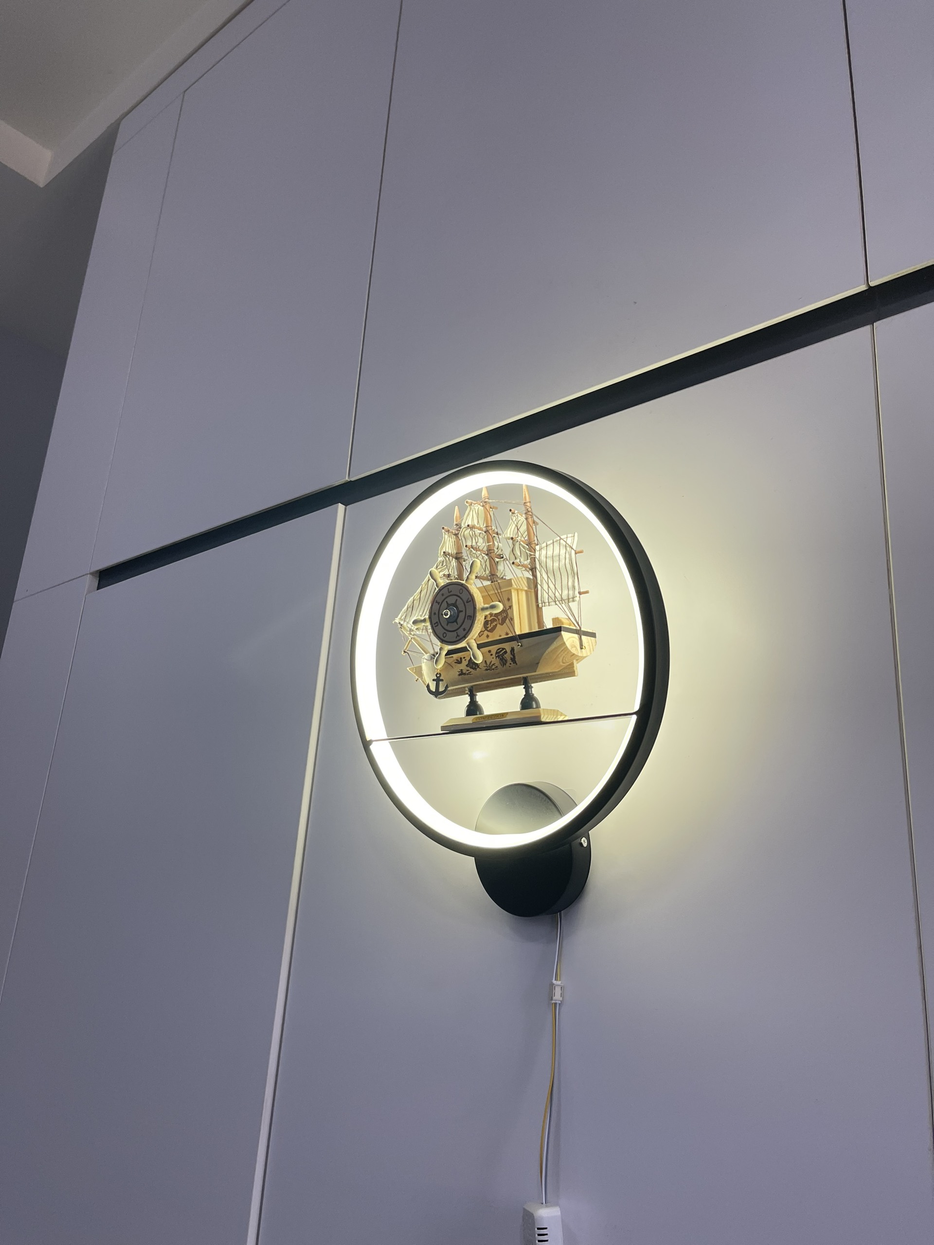 Đèn tường THERO con thuyền phong cách hiện đại với 3 chế độ ánh sáng.