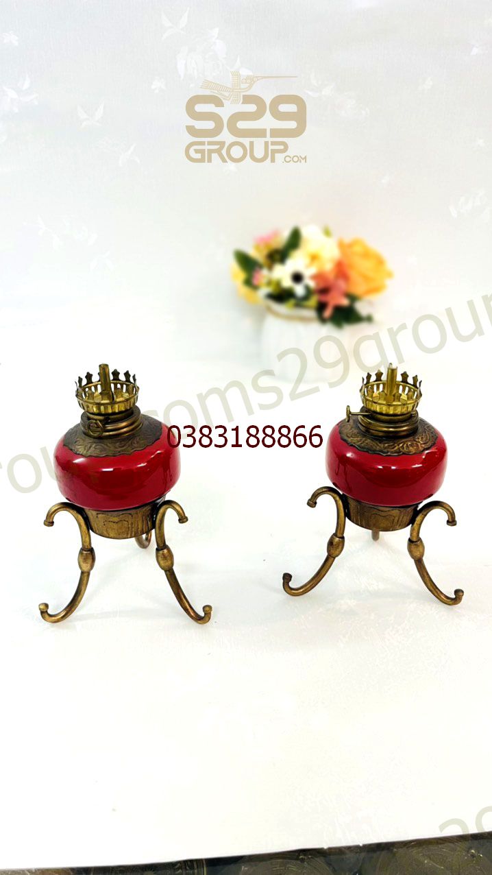 Đôi đèn dầu ba chân màu đỏ bằng đồng