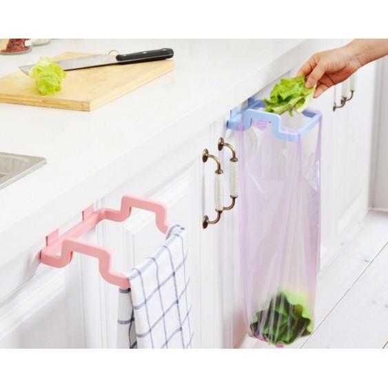 Giá treo khăn, túi nilong đựng rác