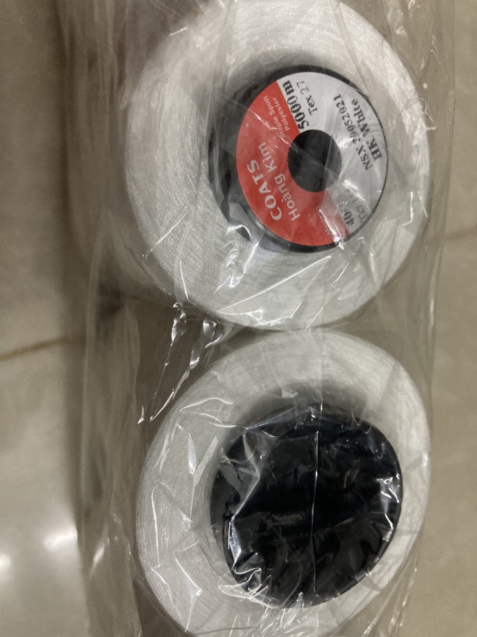 Chỉ may Trắng Mộc 40/2 5000m,(10 cuộn) chất liệu polyester cao cấp, có độ bền màu cao, không bị tưa chỉ khi may, đảm bảo chất lượng