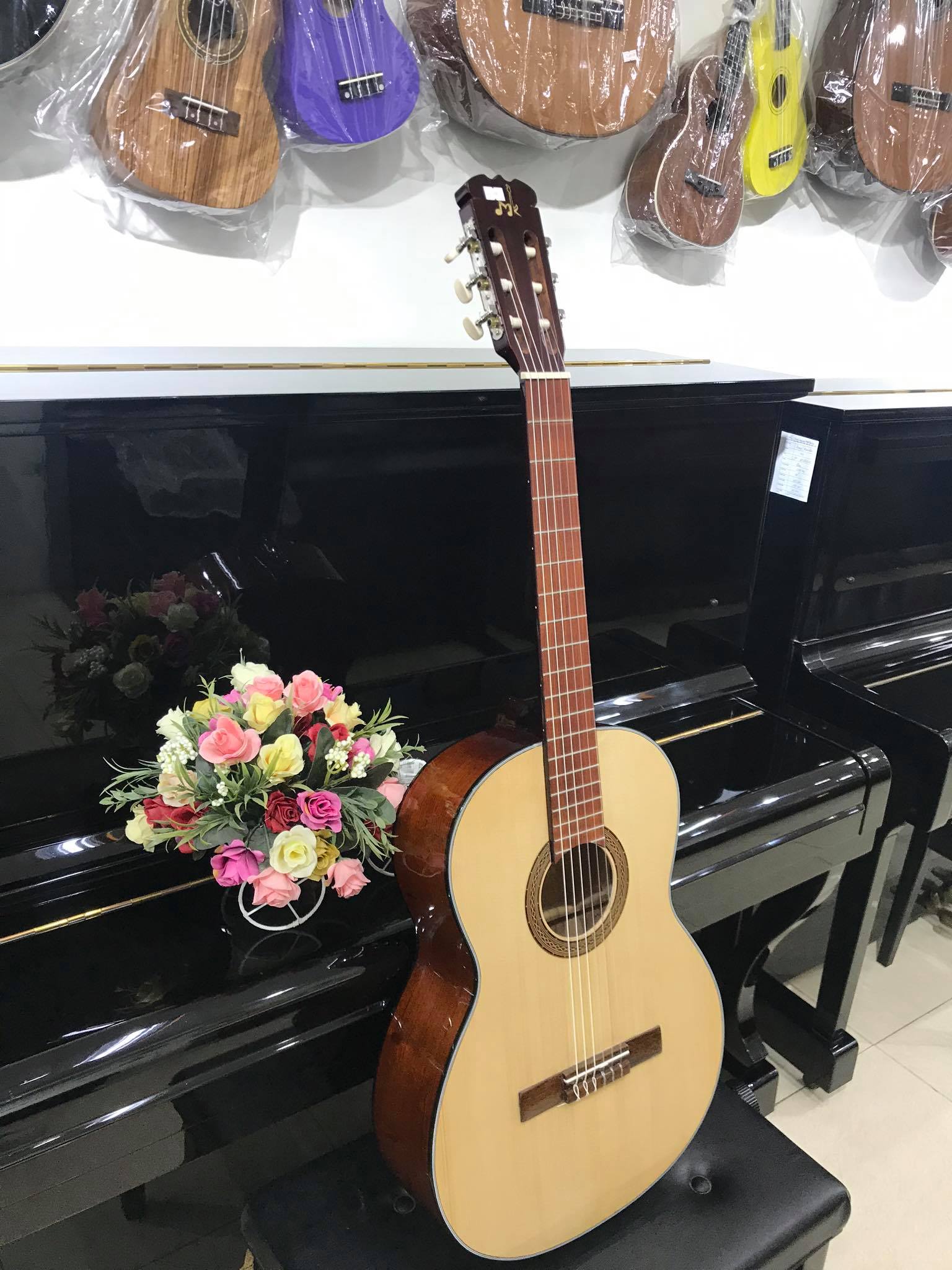 Đàn guitar Classic thùng tròn cổ điển MKC1352T, size 4, vân gỗ, kèm bao da 3 lớp , 1 bộ dây dự phòng