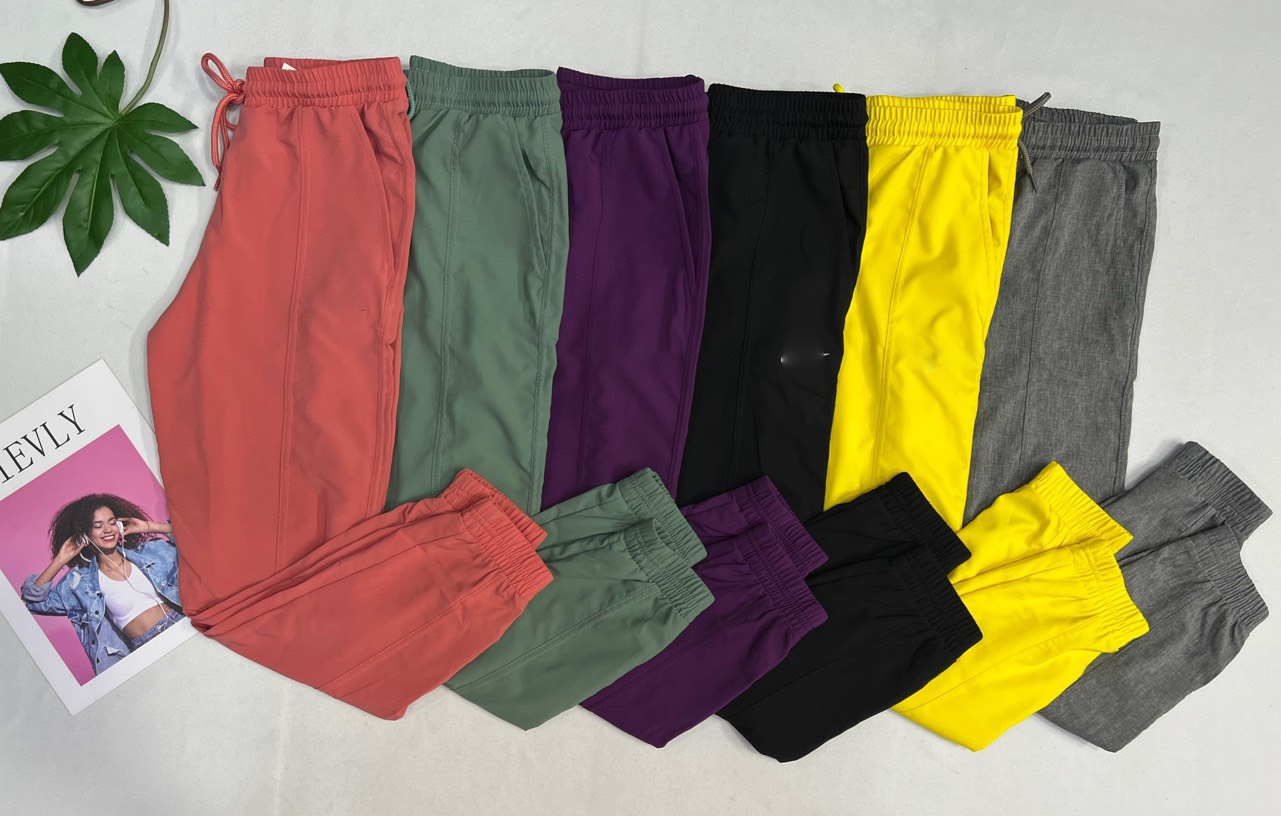 Hình ảnh Quần Jogger Nữ Chất Vải Gió Dù Phong Cách Thể Thao