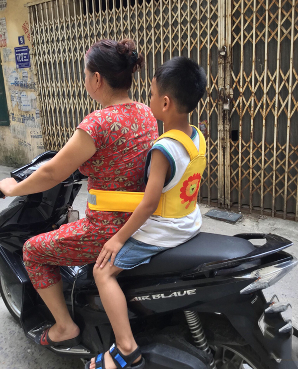 Đai An Toàn Cho Bé Ngồi Xe Máy, Đai Xe Máy Tư Thế Ngồi Sau - Tặng Khẩu Trang (Giao màu và họa tiết ngẫu nhiên)