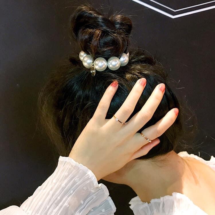set 3 chiếc cột búi tóc hạt trai:3 chiếc 3 kiểu khác nhau,thun co giãn,hạt màu ngà ngà ánh trai sang chảnh