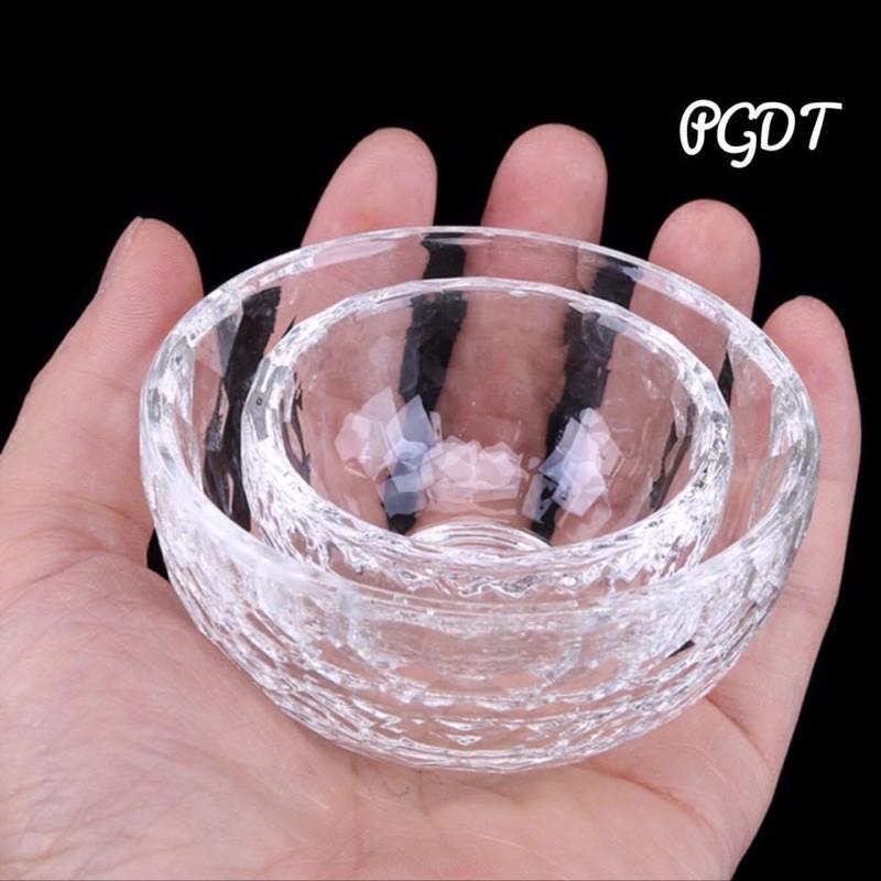 Chén pha lê trắng cúng nước