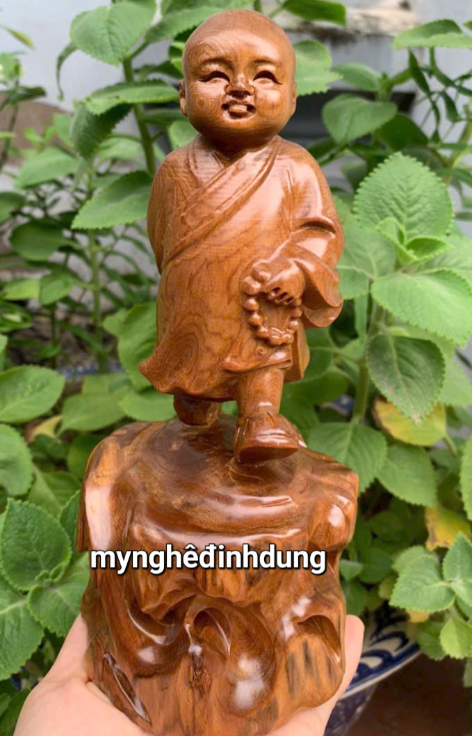 Tượng tùy duyên bằng gỗ bách xanh thơm nức kt cao 20x9x7cm