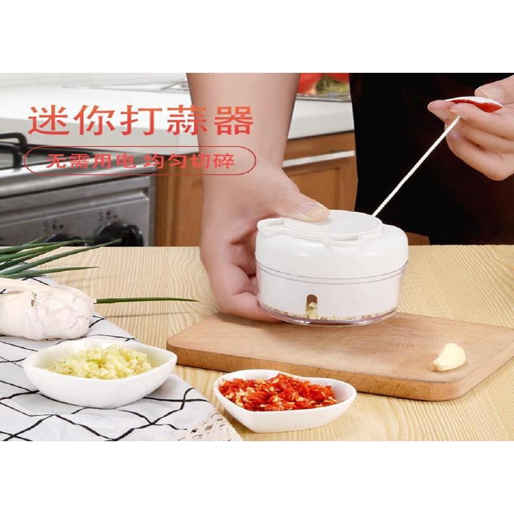 Dụng cụ xay tỏi ớt kéo tay màu trắng 2020