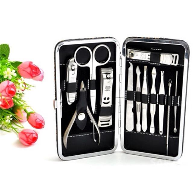 Bộ bấm móng tay 12 món.