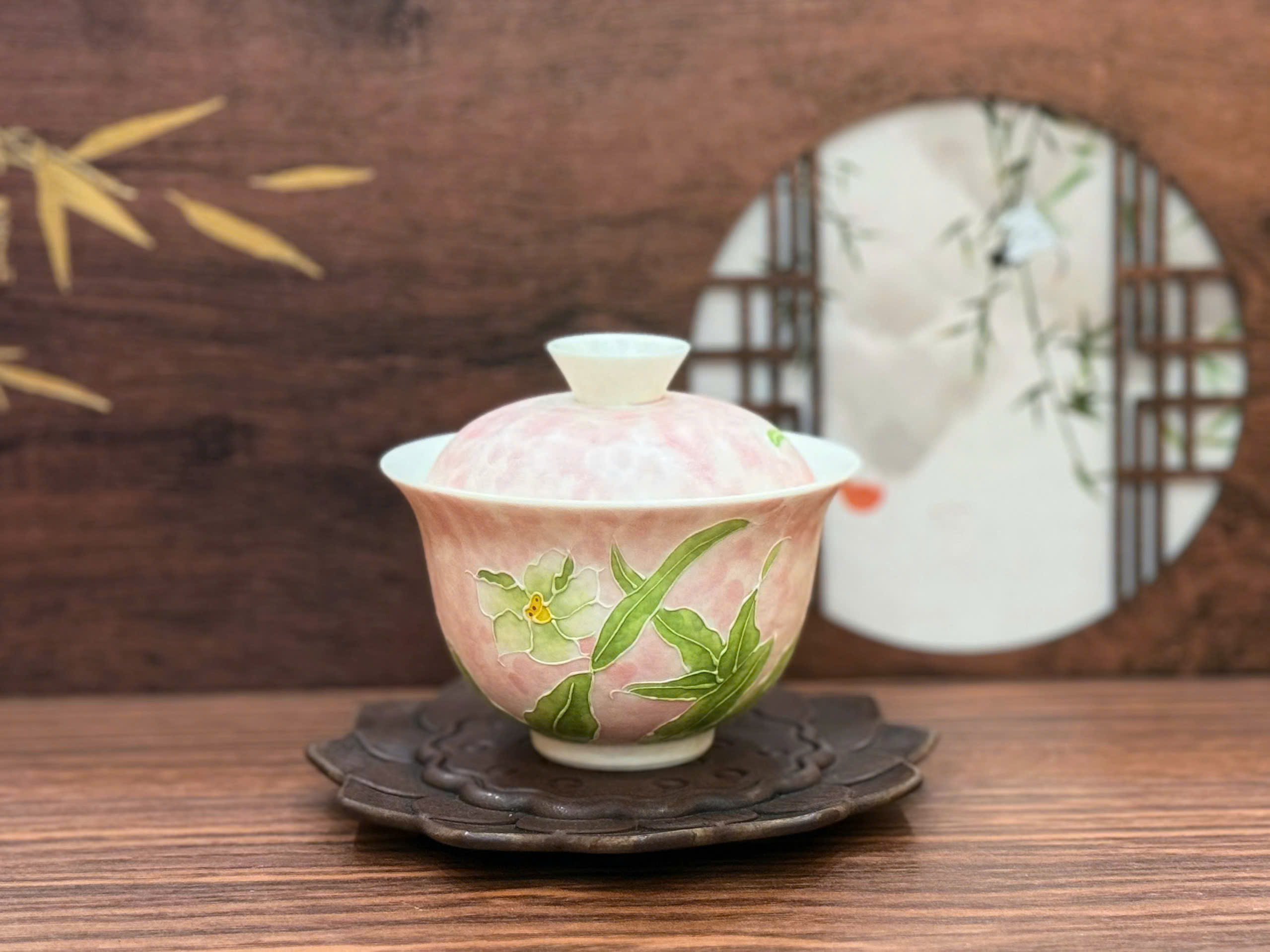 CHÉN KHẢI ĐÁ QUẶNG TRẮNG KHẮC HOA SEN XANH TRÊN NỀN MÀU HỒNG - 120ML - GAIWAN