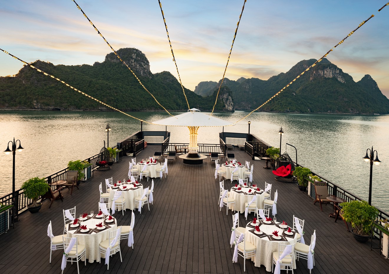 Voucher 2N1Đ Ngủ Đêm Trên Du Thuyền 5 sao Rita Cruise Sang Trọng Tại Vịnh Hạ Long