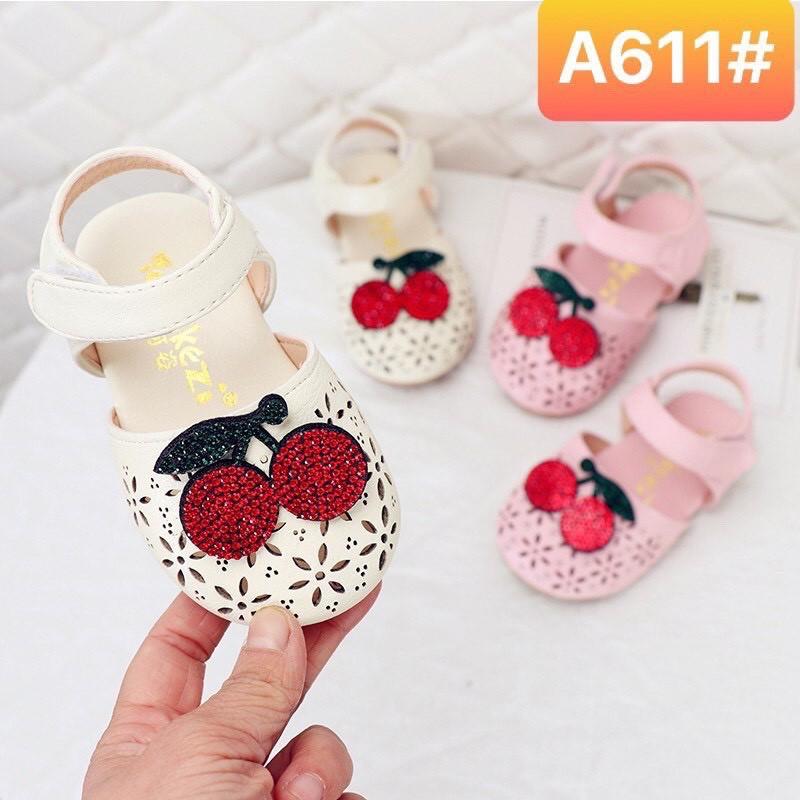 Dép Sandal Lỗ Đính Cherry Đá Cho Bé Gái Chất Liệu Da Pu Loại 1 Không Bong Tróc, Không Xì Bục- 059