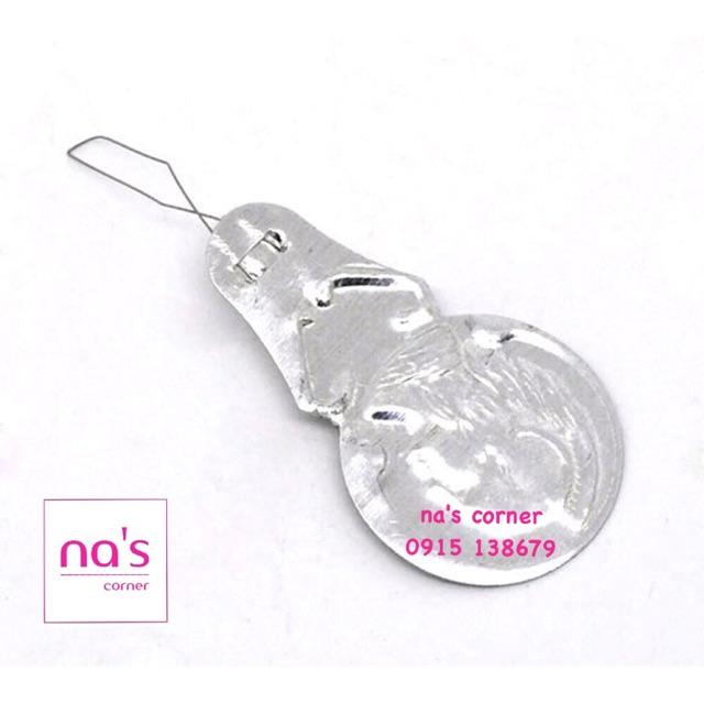 Dụng cụ xỏ chỉ kim rẻ tiền đơn giản sử dụng