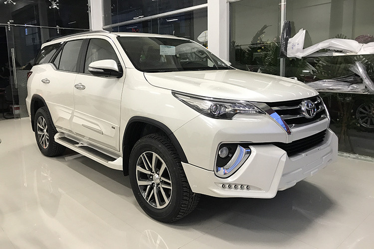 Logo chụp mâm, ốp lazang bánh xe ô tô, xe hơi Toyota Fortuner 2017-2020 đường kính 13.7cm, cao 3cm