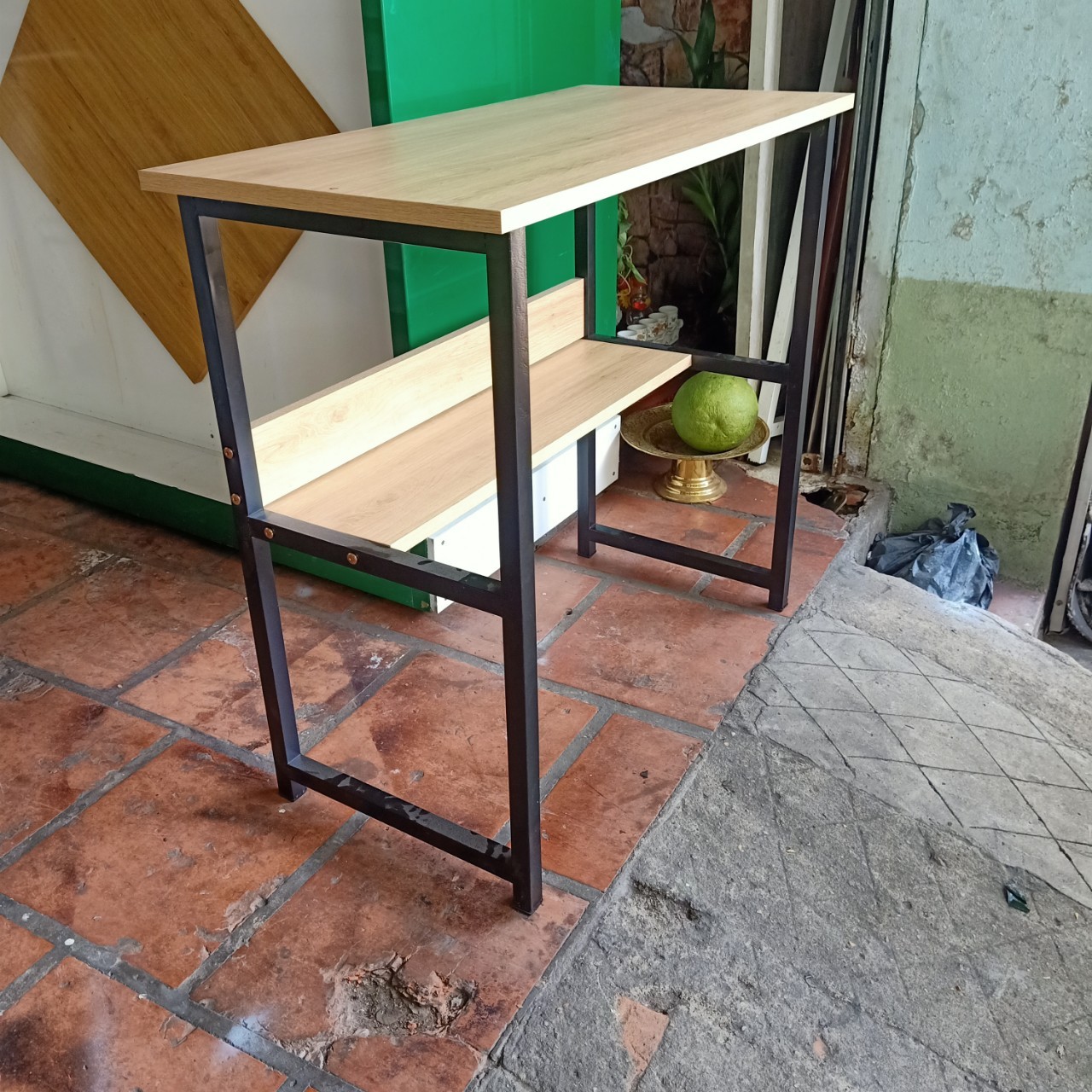 Bàn làm việc, bàn có kệ lửng