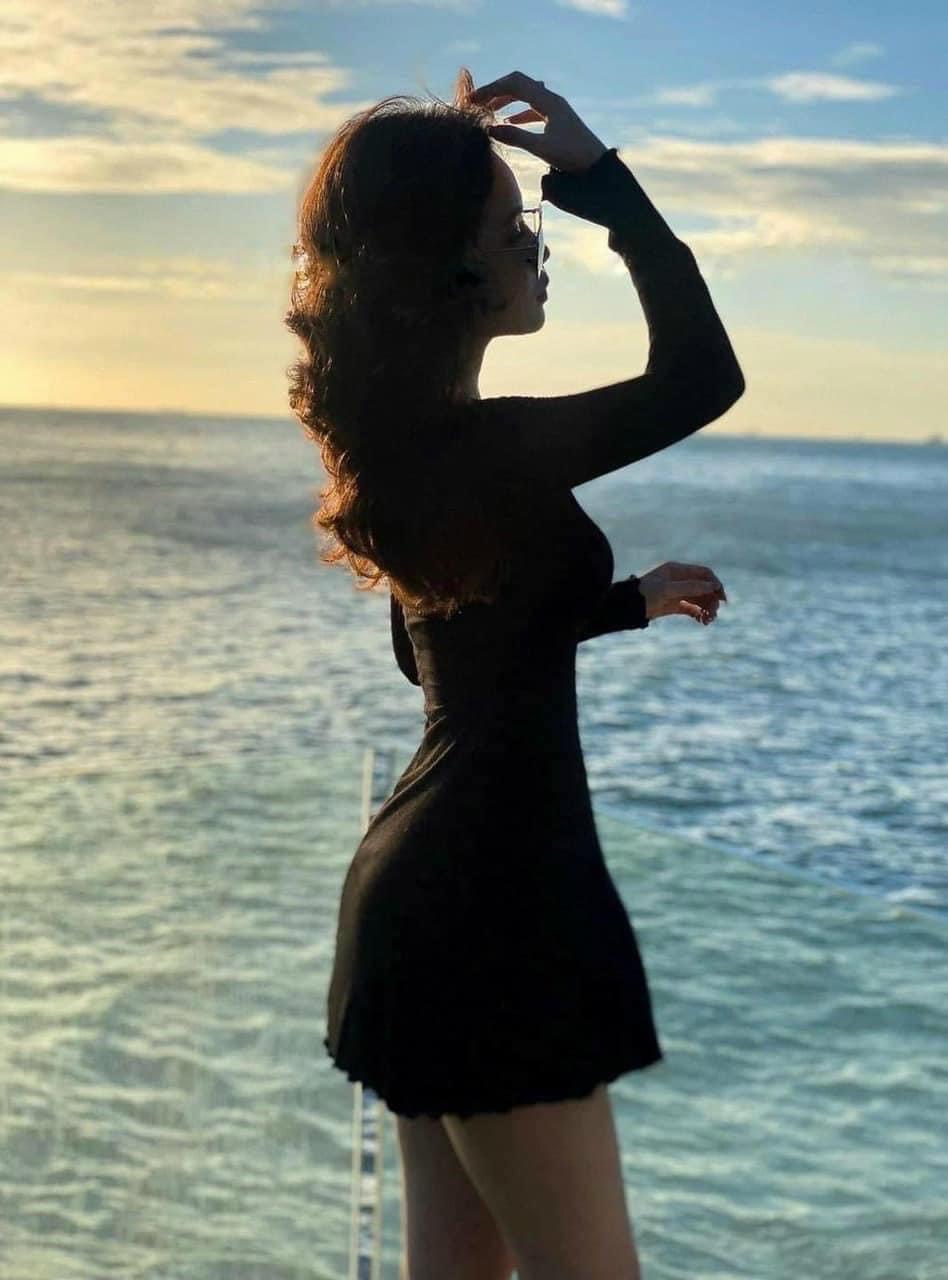 ĐẦM SUÔNG TRƠN ĐEN TAY DÀI