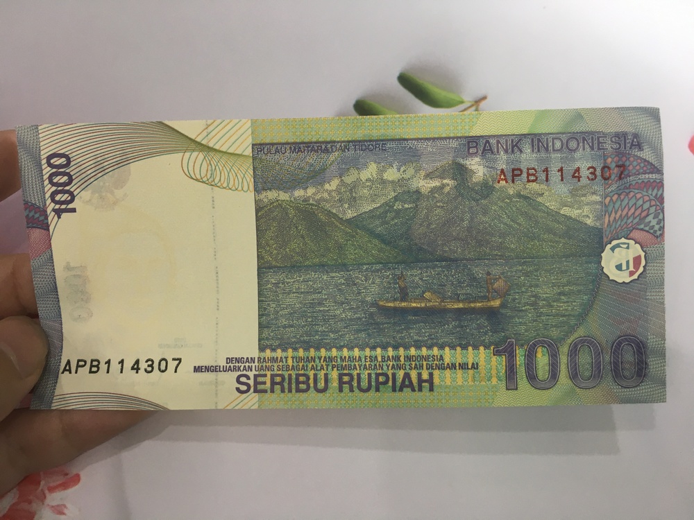 Tiền 1000 Rupiah của Indonesia người đàn ông cầm gươm , tặng phơi nylon bảo quản tiền