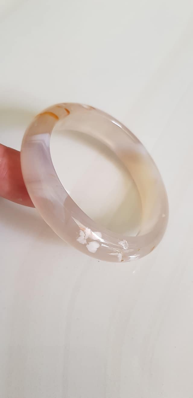 Vòng tay Nữ Bản Hẹ Mới Đá Mã Não Trắng Bông Tuyết trắng vàng vân trong bóng đẹp Vòng tay Ni 49mm  x Cao 12mm x dầy 7mm Nữ mệnh kim Mệnh Thủy tay nhỏ đeo nhe Cân nặng 40kg - 49kg đeo xinh tay ạ