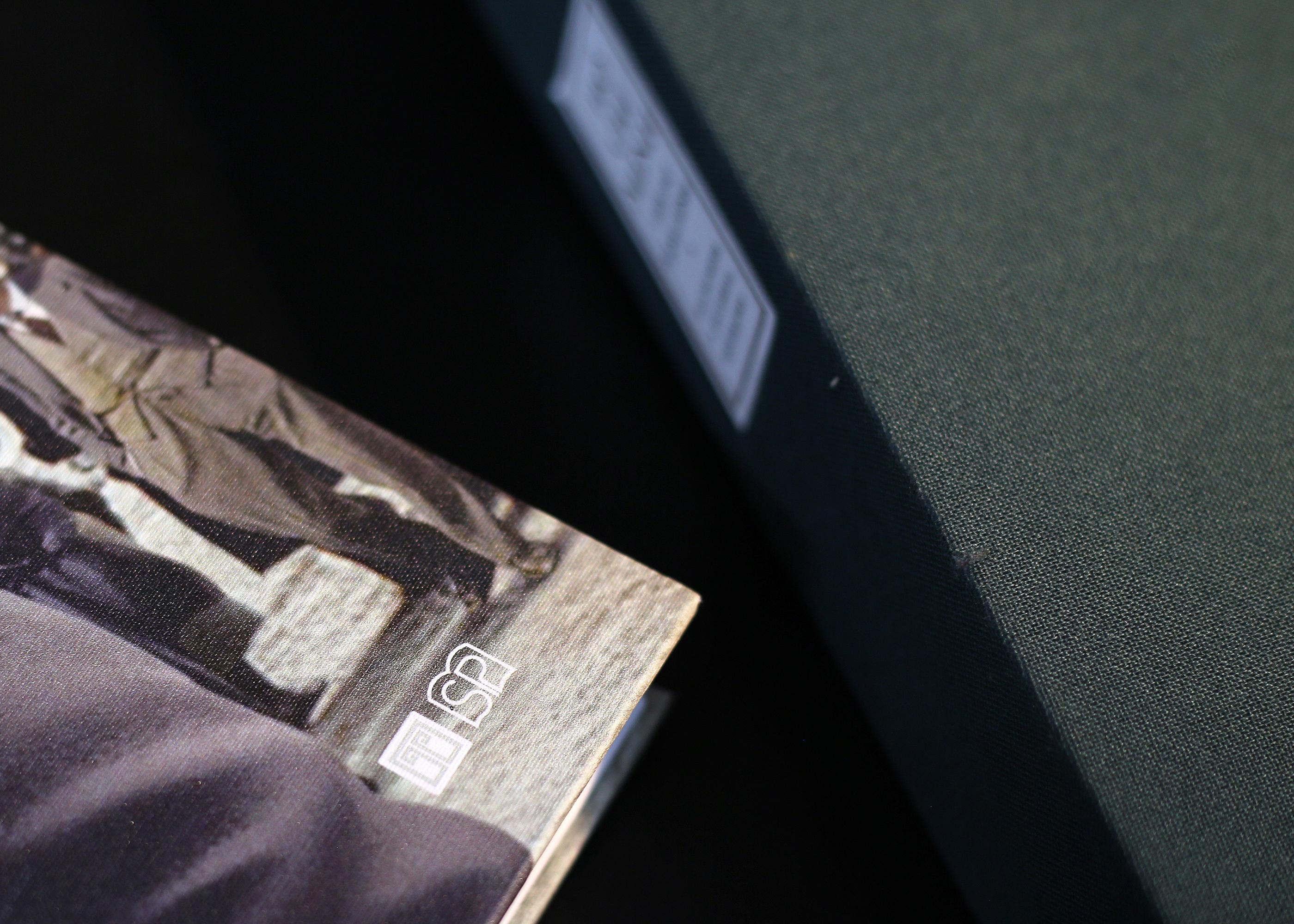 Sách - Hồ Chí Minh - Tiểu Sử Bằng Hình - Ấn Bản Giới Hạn - Bìa Vải