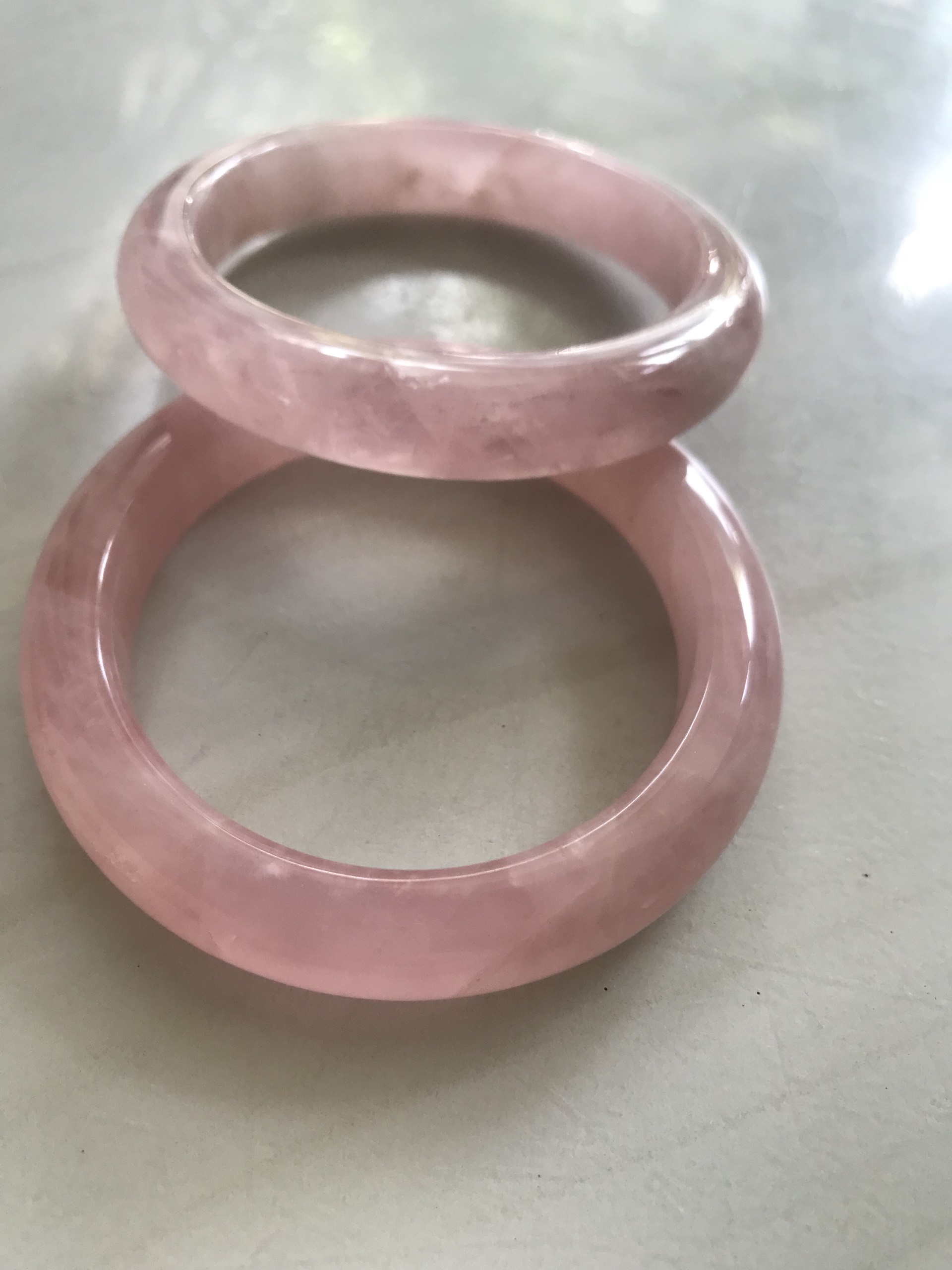 Vòng Thạch Anh Hồng Tự Nhiên Bản Hẹ Mới đẹp Ni 52mm Cao 11mm Dầy 8mm Màu Hồng xinh bóng đẹp Nữ mệnh Hỏa mệnh Thổ tay nhỏ đeo 45kg - 52 kg ạ
