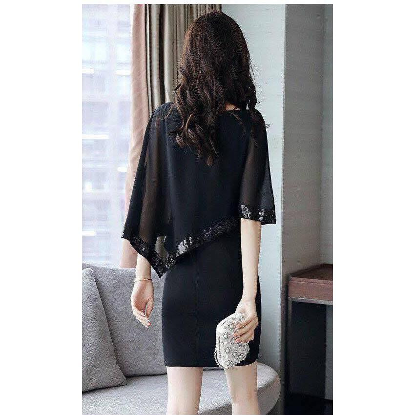 Đầm Ôm Vạt Xéo Đính Kim Sa với chất liệu Cát Hàn mềm mịn và co giãn tốt,phối Voan mềm mịn kèm đính Kim Sa tinh tế. Đầm thích hợp cho Chị/Em đi làm công sở,đi chơi hoặc đi tiệc