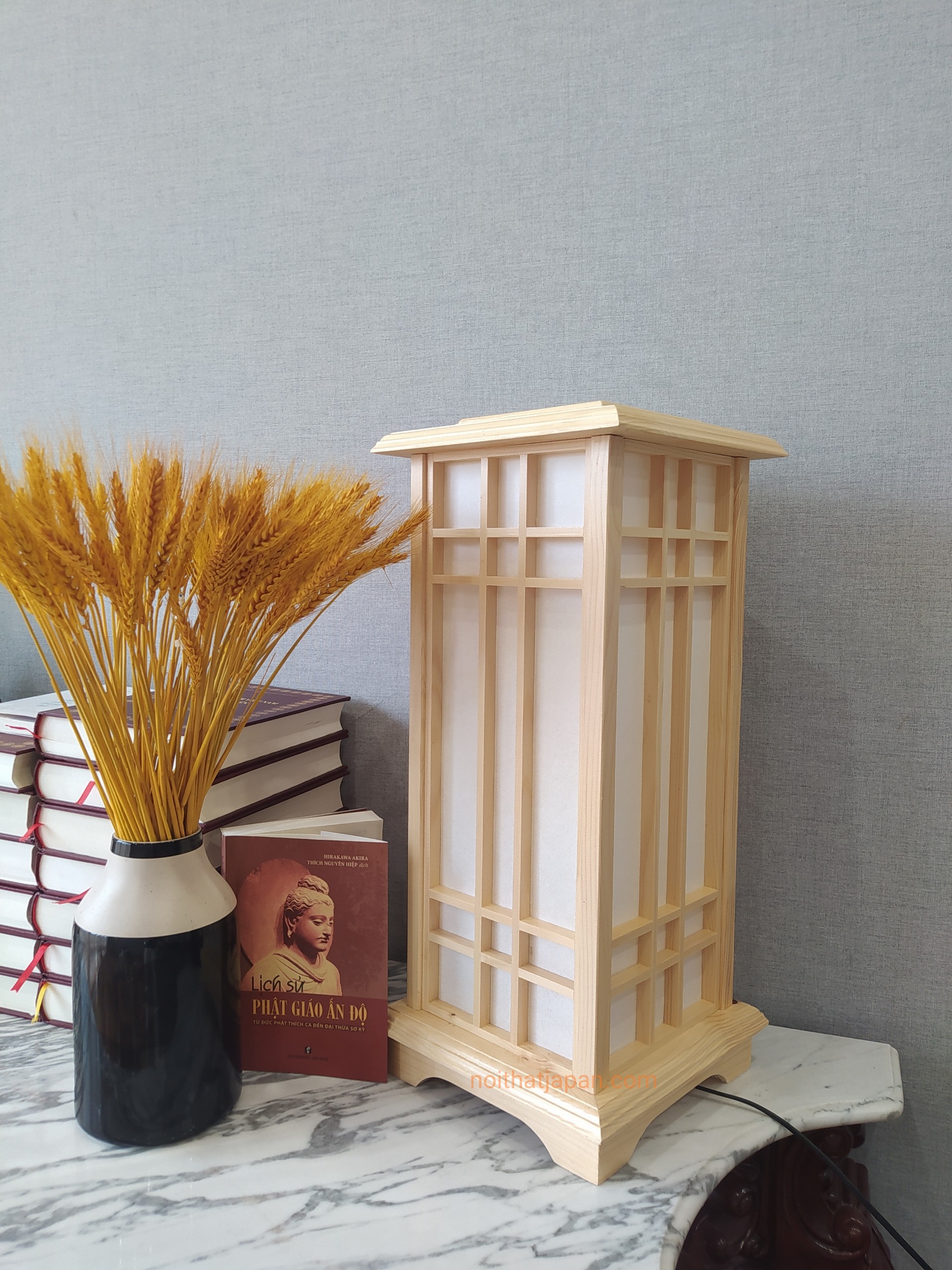 Đèn gỗ để sàn phòng trà Nhật, đèn gỗ phòng thiền, chất liệu gỗ tự nhiên kết hợp tấm Shoji Nhật kt 25*25*55cm, màu vàng sáng gồm đèn léd