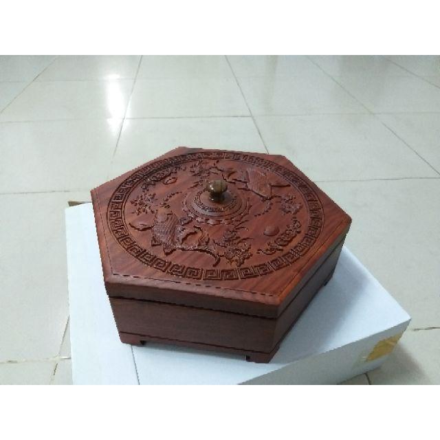 Khay bánh lục giác gỗ hương trạm khắc cá chép