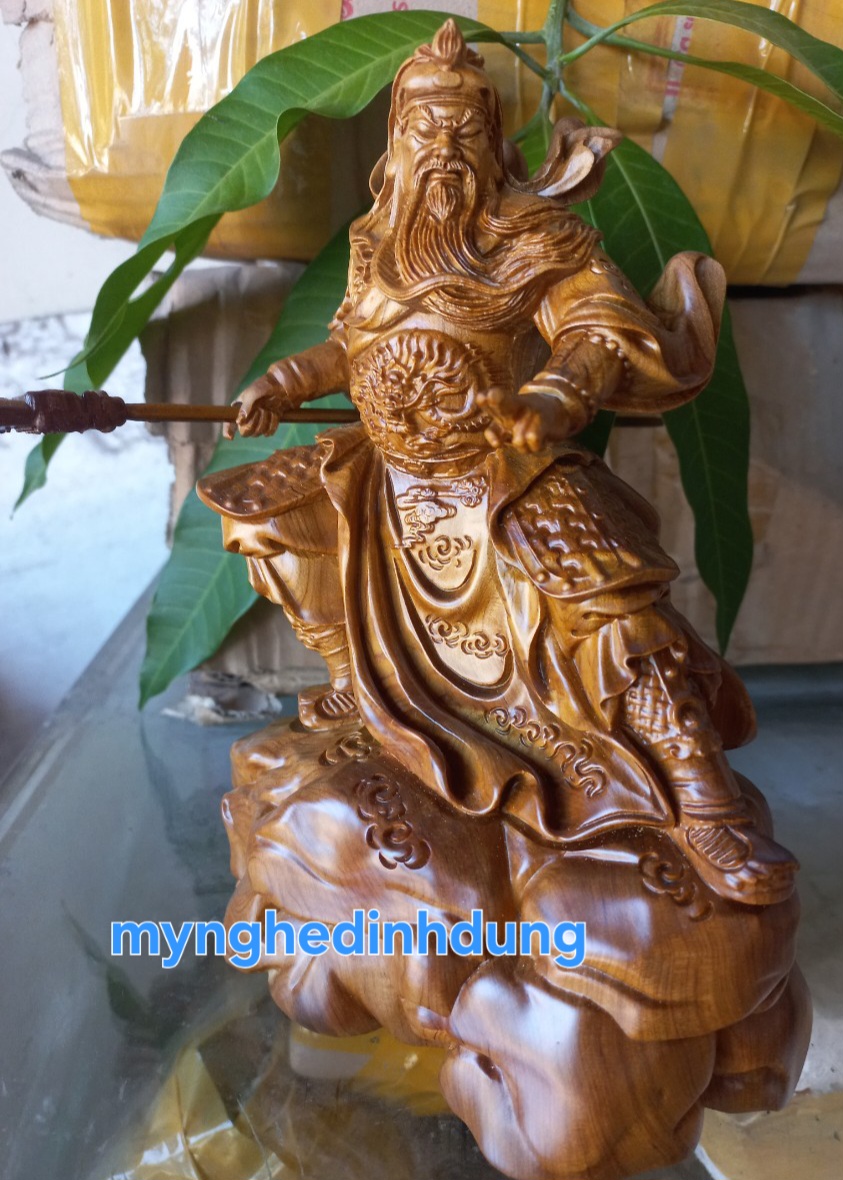 Tượng quan công đứng trên đầu hổ bằng gỗ bách xanh thơm nức kt cao 20×15×8cm