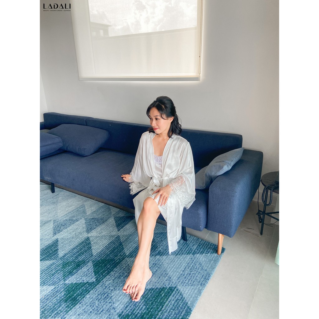 Áo Choàng Ngủ Lụa Ladali Hàng Thiết Kế Cao Cấp Phối Tay Áo Ren Quyến Rũ Màu Trắng Kèm Dây Cột Eo Sang Trọng
