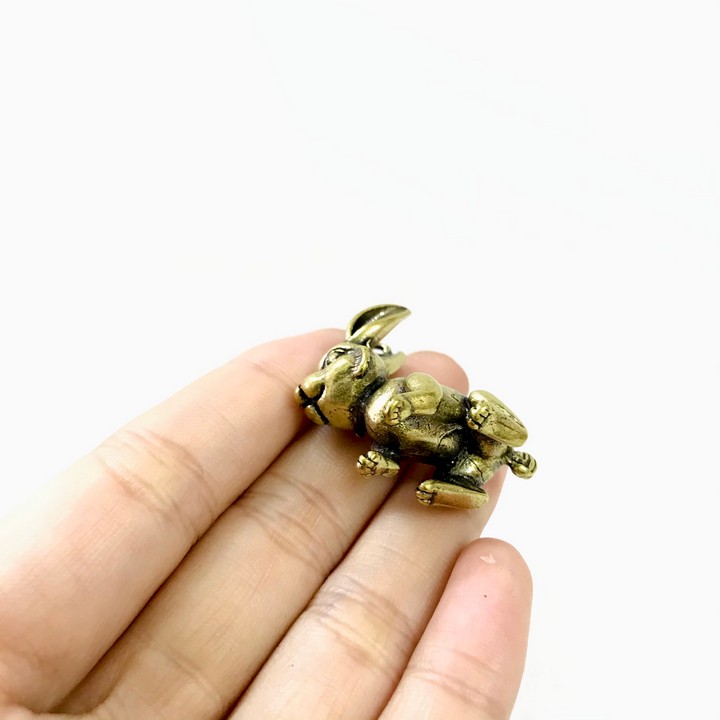 Móc Khóa Tượng Đồng Con Thỏ có kích thước 2.5 x 1.4 x 2.8cm, màu đồng dùng để làm móc khóa, trưng trên bàn, làm quà tặng lưu niệm - TMT Collection - SP005217