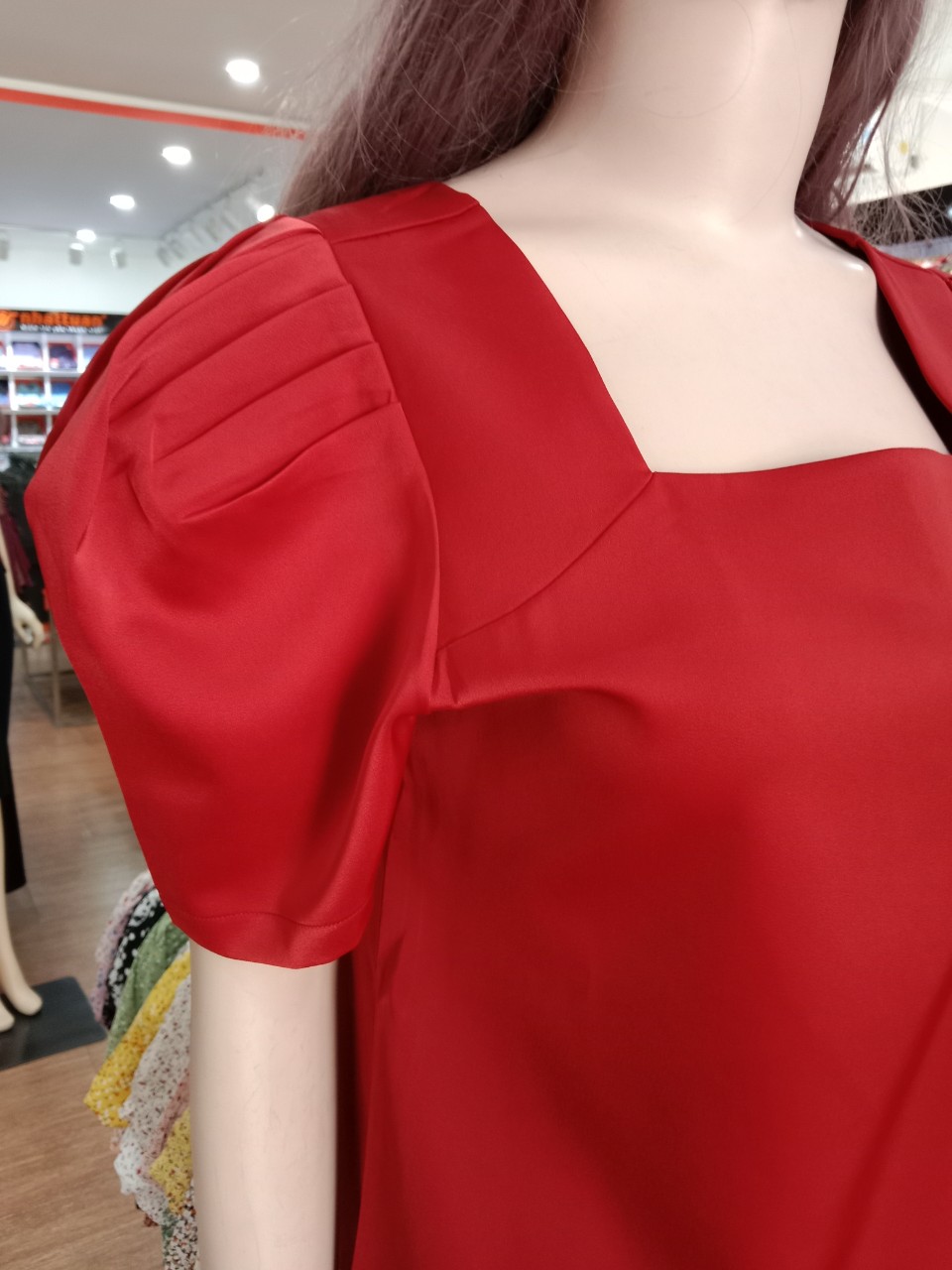 Áo nữ kiểu chất liệu satin, tay và ngực áo cách điệu thời trang của Nhật Tuấn