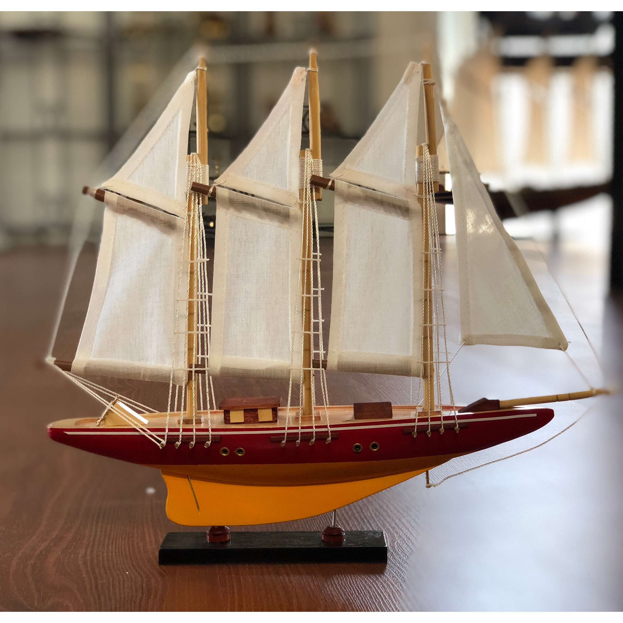 Mô Hình Du Thuyền Gỗ Atlantic sơn màu đỏ/vàng, mô hình gỗ tự nhiên, lắp ráp sẵn 1st FURNITURE bằng gỗ t