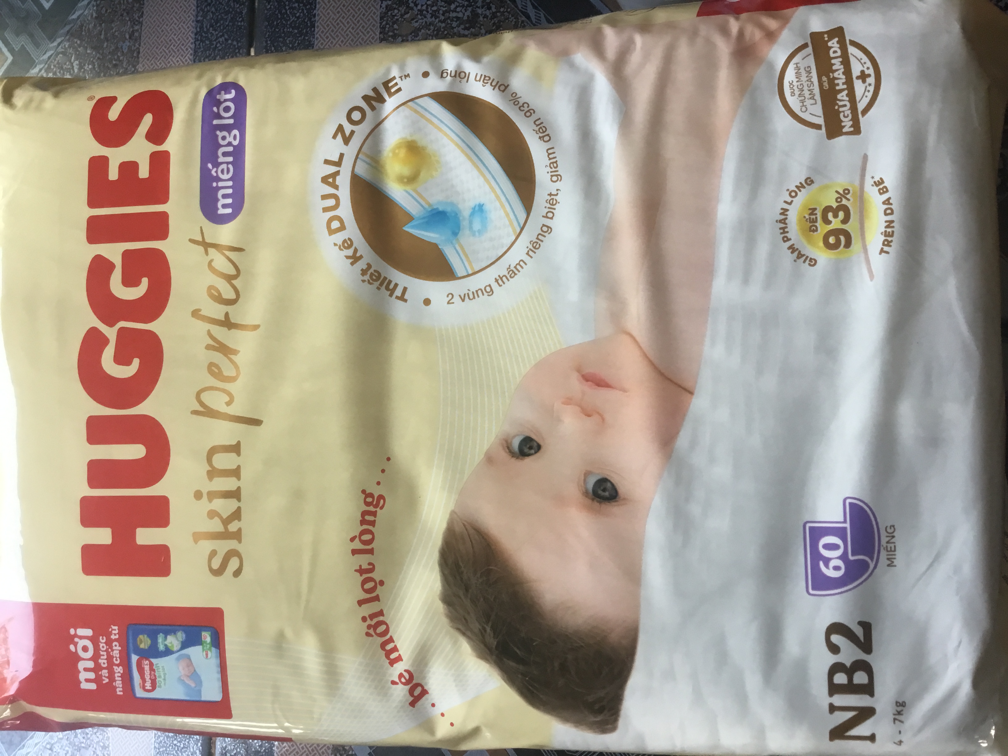 Mẫu Mới - (Dùng Kèm Tã Vải Tam Giác) Miếng Lót Sơ Sinh Huggies Newborn 2 (Huggies NB2 60 Miếng) Skin Perfect Ngừa Hăm Cho Bé Từ 4-8kg - Miếng lót cho bé Huggies