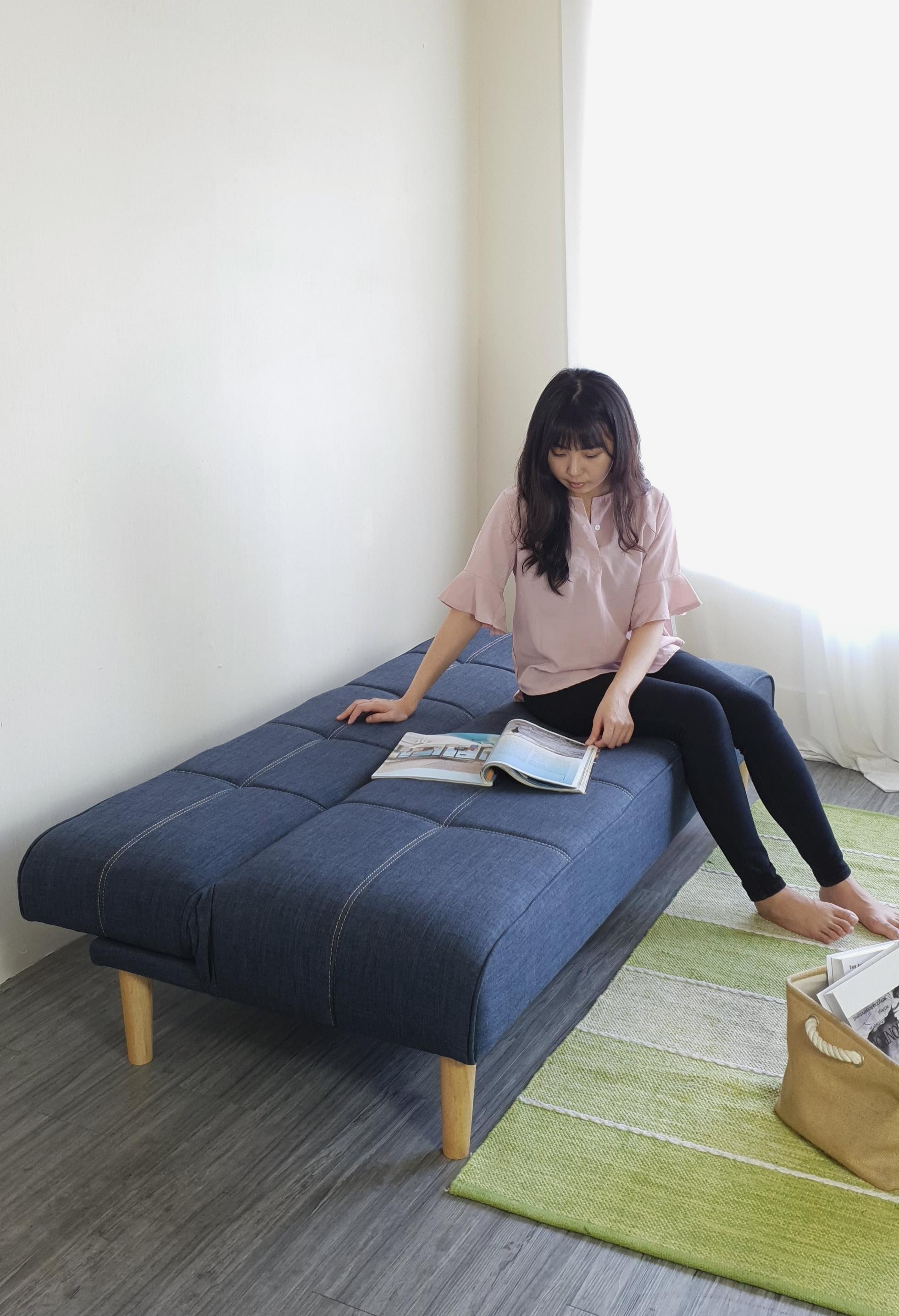 Sofa bed 3 trong 1 Juno sofa chân gỗ màu xanh dương đậm
