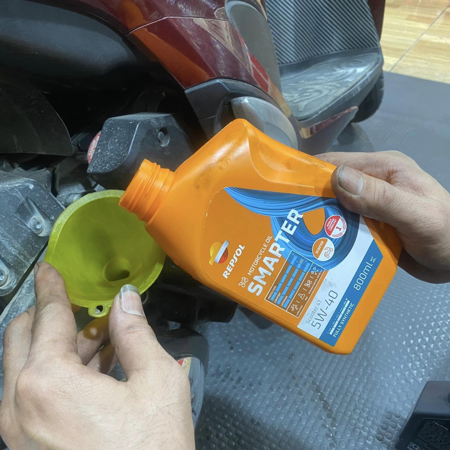 Nhớt Repsol Smarter Scooter 4T 5W-40 nhớt tổng hợp cho xe tay ga (930035) (930033)
