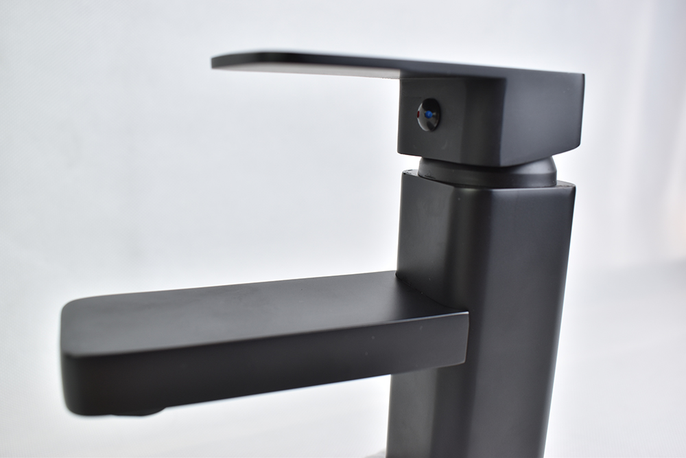 Vòi Lavabo Nóng Lạnh Nhập Khẩu B010 Màu đen