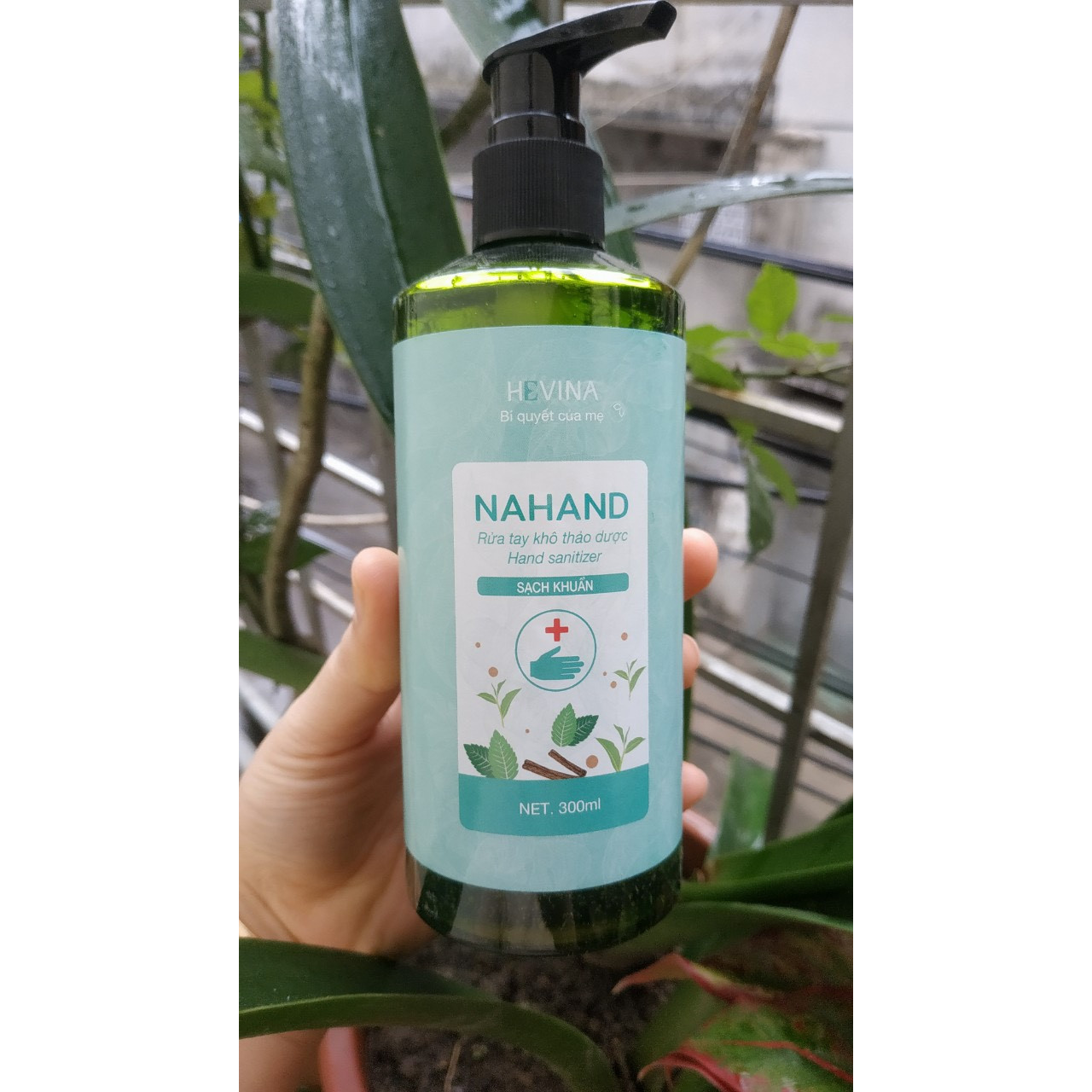 Nước rửa tay dạng gel khô Nahand Hevina chai lớn 300ml