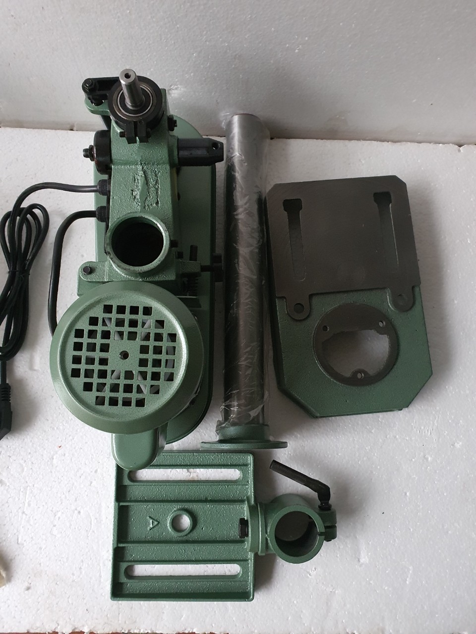 Máy khoan bàn XQ-13 1/3 HP là máy khoan bàn cố định loại nhỏ,có đế trụ và bàn khoan,chuyên dụng để khoan vật liệu dạng tấm như sắt,gỗ.